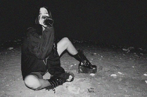 Aklohol          Alcohol-black-and-white-drinking-girl-party-Favim.com-426921