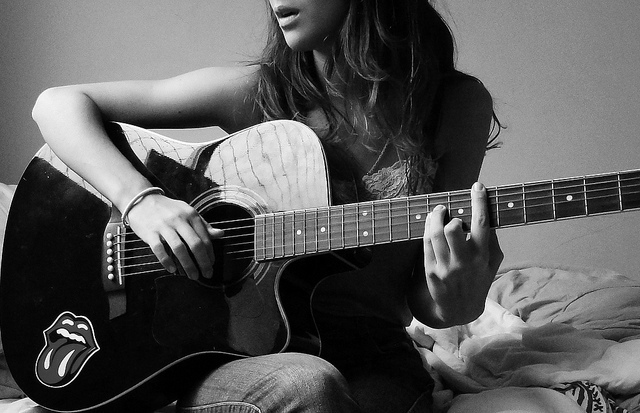  عزف على أوتار قيثارتي Beautiful-black-and-white-girl-guitar-music-Favim.com-423132