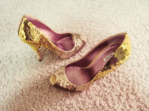     Beautiful-fashion-girl-gold-heels-Favim.com-415876