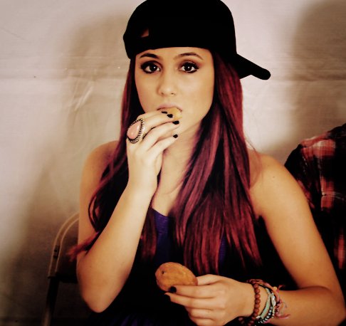 Photos Ariana-grande-beautiful-cat-valentine-girl-idol-Favim.com-435726