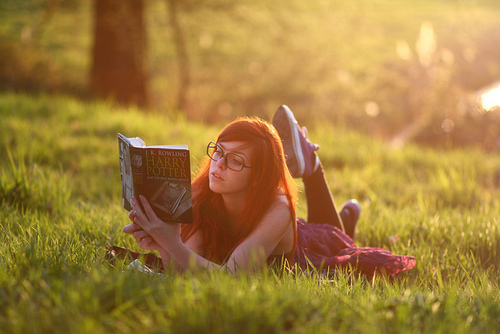 Зелената полянка Book-garden-girl-harry-potter-redhead-Favim.com-430990