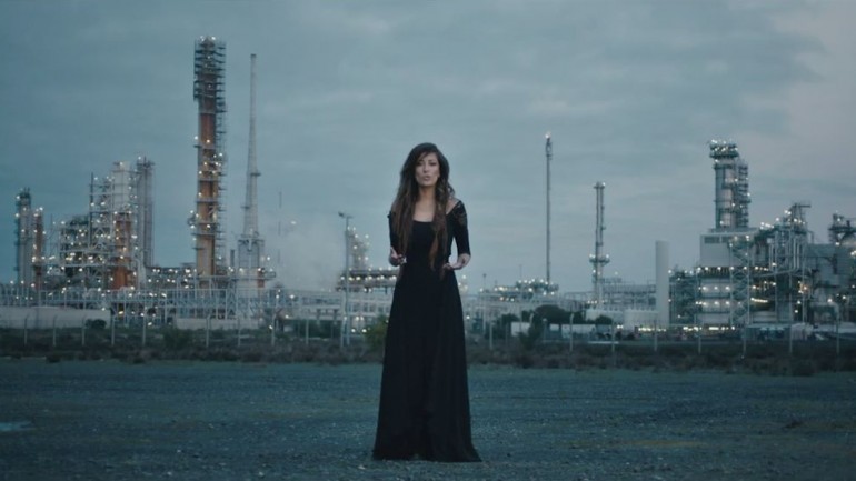 O novo vídeo de Ana Moura é um mundo de contrastes "O vídeo rodado na costa alentejana, na zona industrial de Sines" Ana-moura-tens-os-olhos-de-deus-video_770x433_acf_cropped