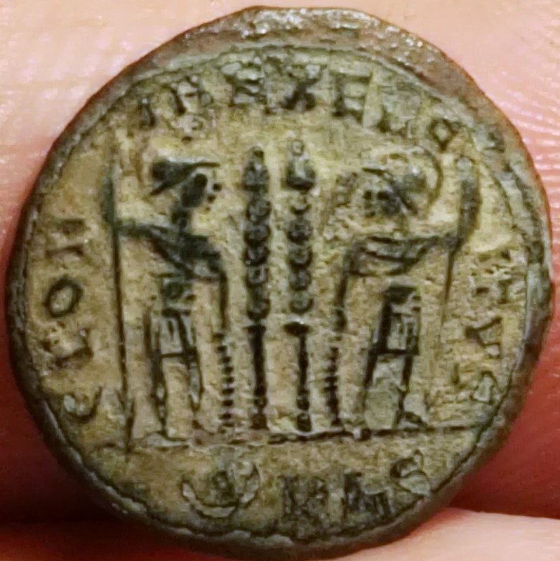 AE3 de Constantino II. GLOR- IA EXERC-ITVS. Dos estandartes entre dos soldados. Ceca Lugdunum. IMG_20170721_181541