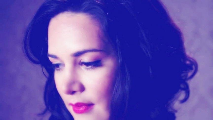 Monica Spear/ /მონიკა სპეარი #4 - Page 18 English_Pasi_n_Prohibida_Promo_mp4_000225915