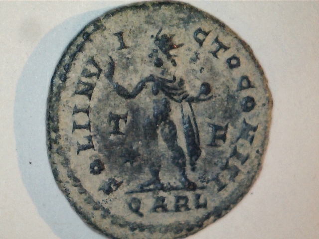 AE3 de Constantino I. SOLI INVICTO COMITI. Ceca Arlés. Image