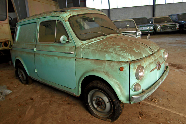 CONCESIONARIO VENDE COCHES CON MAS DE 30 AÑOS PERO CON 0 KM. SERÁ VERDAD?? Coches_clasicos_011