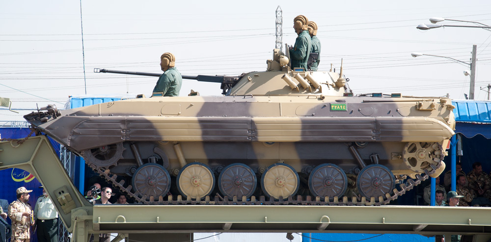 روبوتات قتالية و عربات مدرعة و نظم دفاع جوي محلية للجيش الايراني Iranian_BMP2