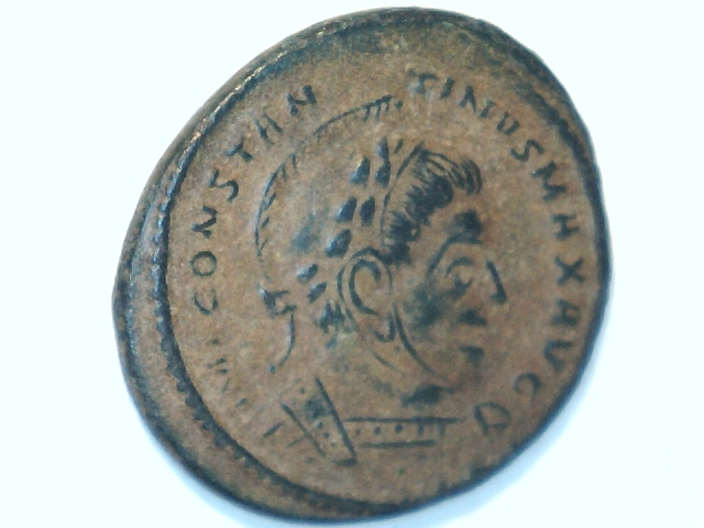 AE3 de Constantino I Magno. VICTORIAE LAETAE PRINC PERP. Ceca Trier. Image