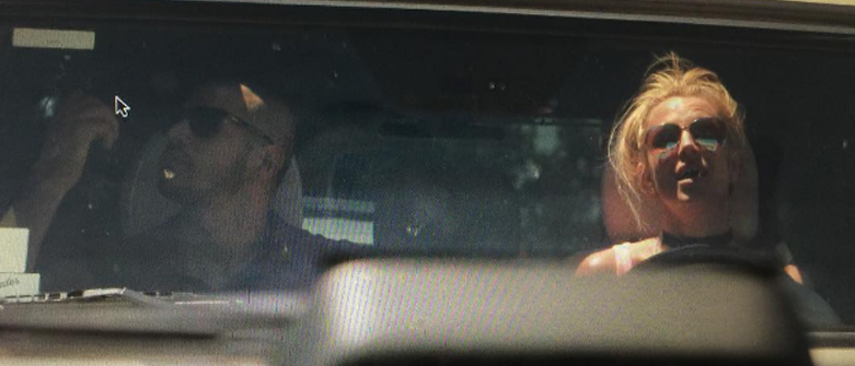 Britney no seu carro em L.A. Untitled_1