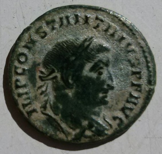 AE2 de Constantino I Magno. SOLI INVIC-TO COMITI. Ceca Lugdunum. 5b76f930_8dea_41cc_853e_8838fb51290e_2