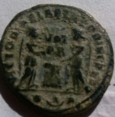 AE3 de Constantino I Magno. VICTORIAE LAETAE PRINC PERP. Ceca Arlés. 7d01a06c_c741_475c_b4cc_ae6c6b3c5f8a_2