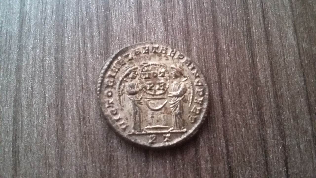 AE3 de Constantino I Magno. VICTORIAE LAETAE PRINC PERP. Ceca Ticinium.. 20160607_203657