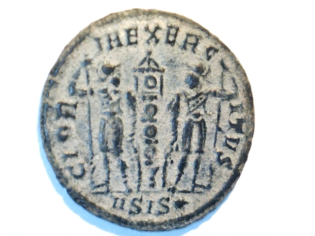 AE3 de Constantino II. GLOR-IA EXERC-ITVS. Ceca Siscia. Image