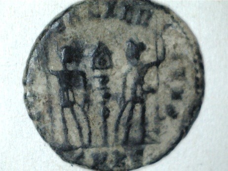 AE4 de Constantino II. GLOR-IA EXER-CITVS. Ceca Cyzicus. Image