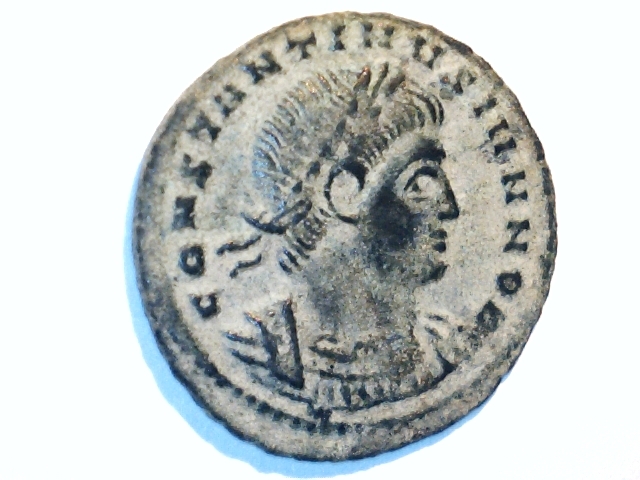 AE3 de Constantino II. GLOR-IA EXERC-ITVS. Ceca Siscia. Image