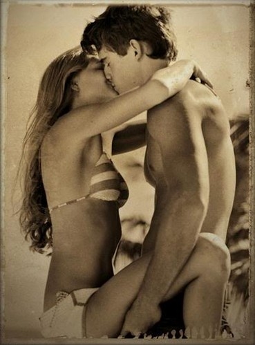 Poljubac  - Page 5 Beach-couple-hug-kiss-love-Favim.com-442247