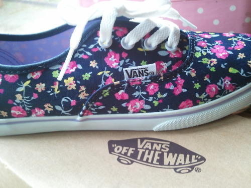 Convers VANS Fashion-floral-vans-girl-hot-laces-Favim.com-448991