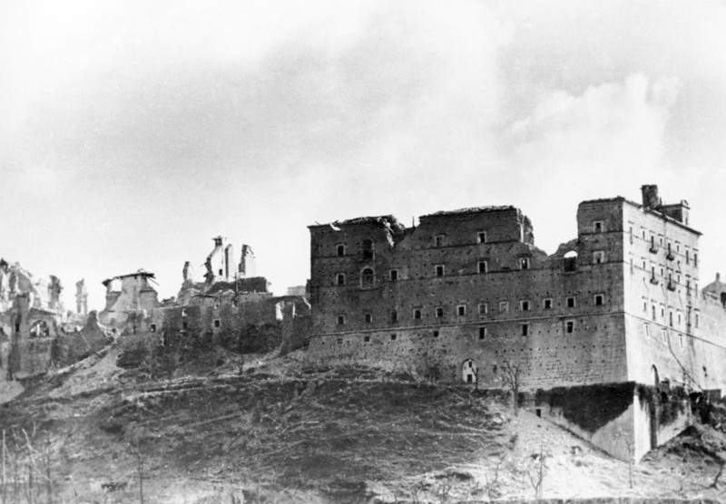 [Flashback] Febrero de 1944 - Montecassino, Italia (Carmina Ravenna) Abad_a_de_Montecassino_06_destru_da