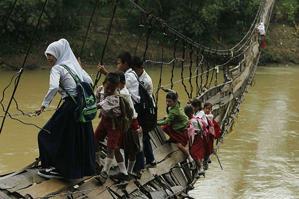 Puentes colgantes que te harán llorar de miedo Puentes_horribles