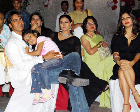 Bollywood Stars With Their Children B91e9b780a39