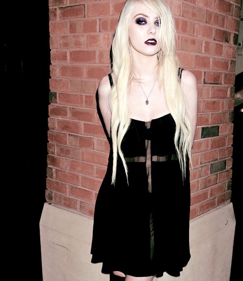 ME AND RAZOR ONLY! :) - Page 6 Hot-taylor-momsen-beautiful-beauty-Favim.com-524393