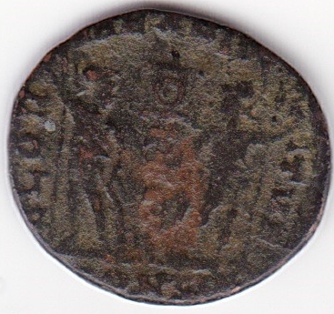 AE4 de Constancio II. GLOR-IA EXERC-ITVS . Estandarte entre dos soldados. Constantinopolis. IR99_B