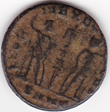 AE4 de Constantino I. GLORIA EXERCITVS. Soldados entre un estandarte. Cycico IR88_B