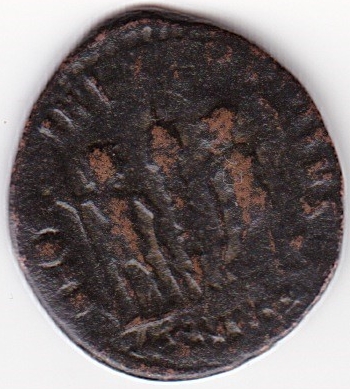 AE4 de Constantino II. GLOR-IA EXERC-ITVS. Un estandarte entre dos soldados. Antioch.  IR87_B
