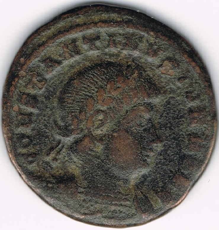 AE4 de Constantino II. GLOR-IA EXERC-ITVS. Un estandarte entre dos soldados. Antioch.  IR7_A