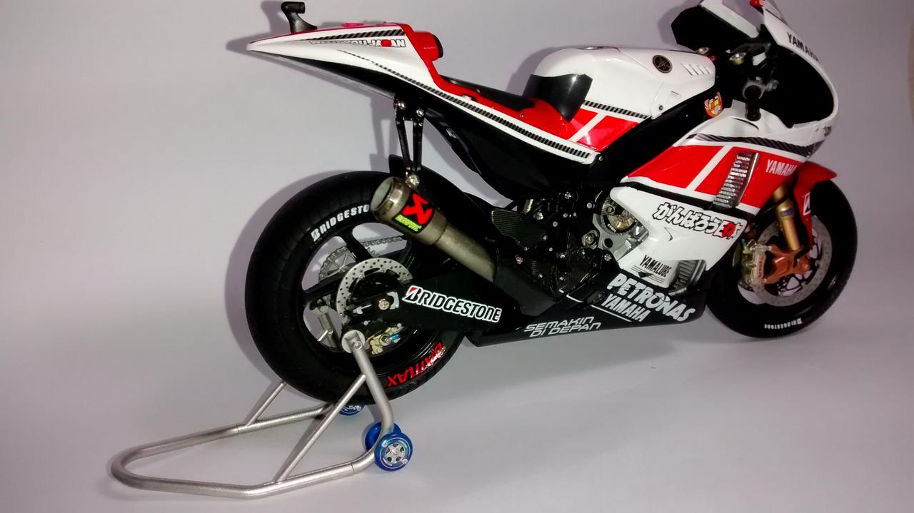 2011 - YAMAHA M1 JORGE LORENZO - ASSEN 2011 (Tamiya 1:12) IMG_20140603_101414334