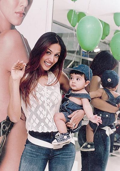 Bollywood Stars With Their Children A5fe8d5922b5