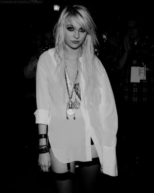 ME AND RAZOR ONLY! :) - Page 4 Taylor-momsen-black-and-white-blonde-perfection-Favim.com-540146