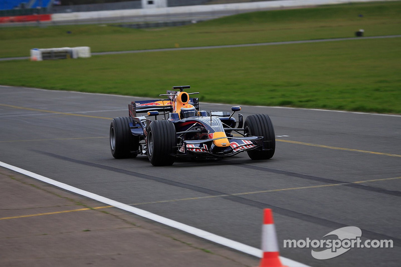 Test's sessions 2000-2017 (Was : Test sessons) - Page 20 Test_2008_silverstone_s_buemi_red_bull_rb4_03