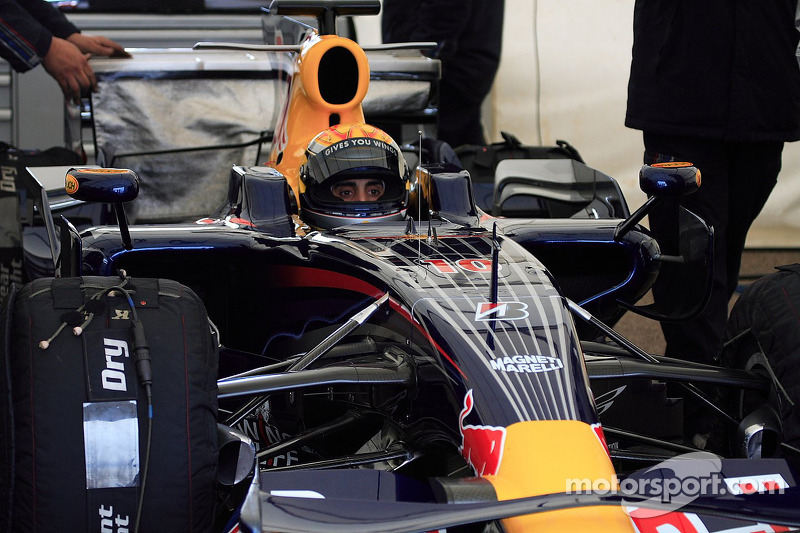 Test's sessions 2000-2017 (Was : Test sessons) - Page 20 Test_2008_silverstone_s_buemi_red_bull_rb4_04