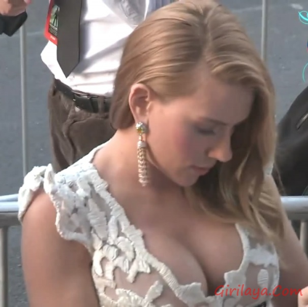 Foto Scarlett Johansson Pamer Belahan Dada Scarlett_johansson1