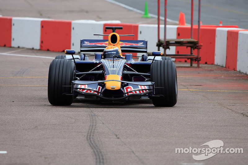 Test's sessions 2000-2017 (Was : Test sessons) - Page 20 Test_2008_silverstone_s_buemi_red_bull_rb4_01