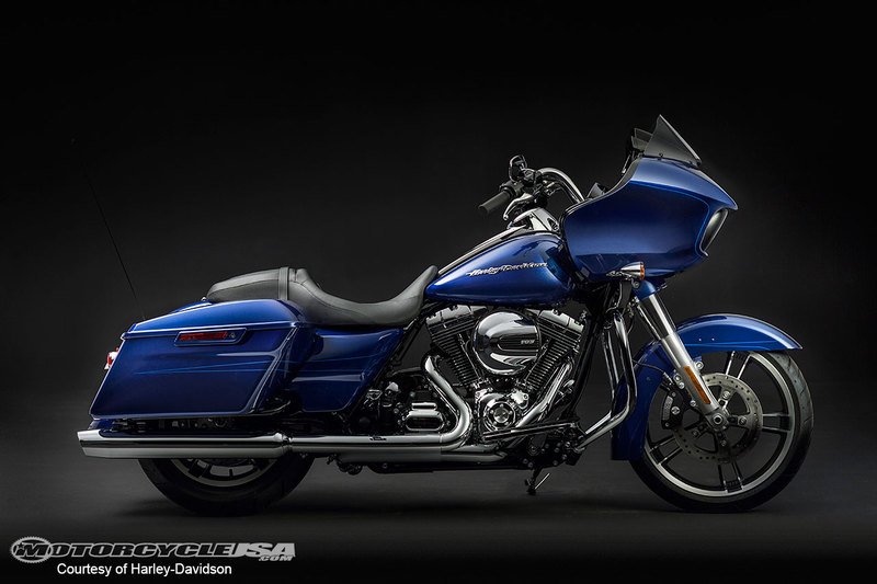 Il Road Glide l'Harley che piace ai Goldwinger? 2015_Road_Glide_Blue_studio