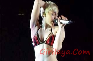 Miley Cyrus Pamer Underwear Saat Konser Miley_Cyrus