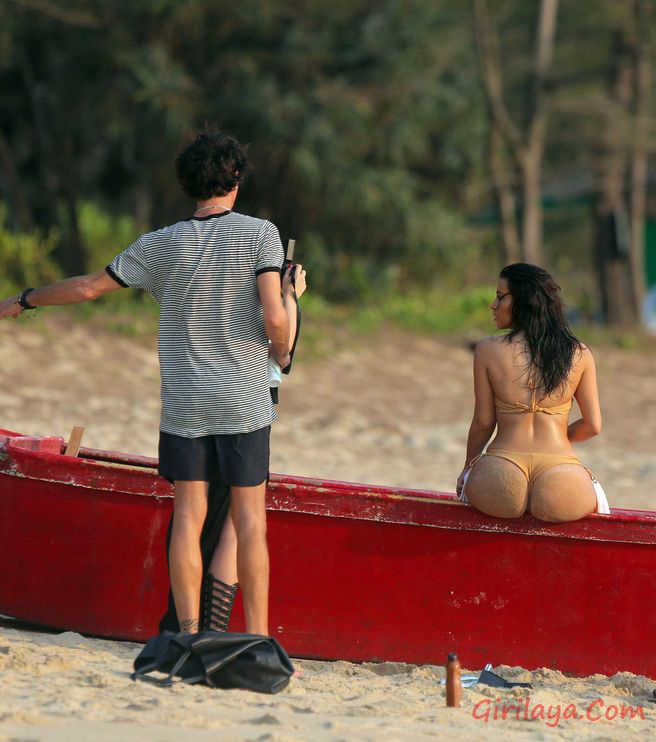 Kim Kardashian creates pearls with her sandy bikini ass in Thailand Kim_kardashian_assthai1