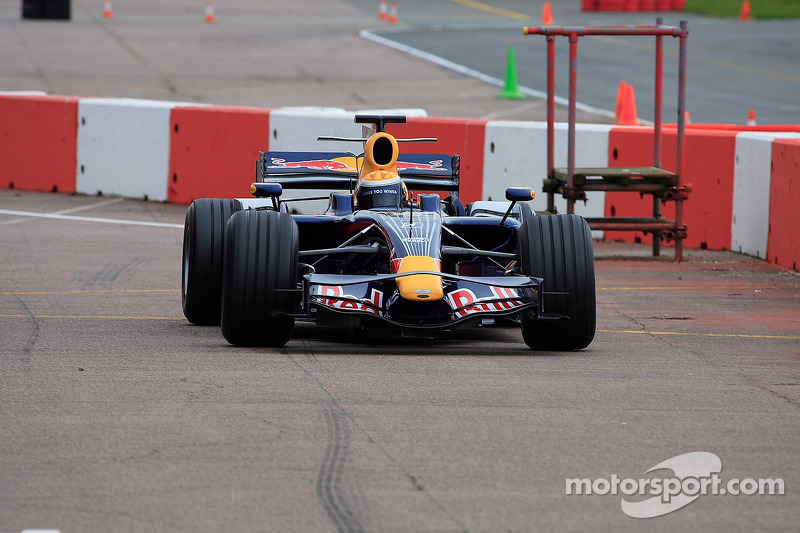 Test's sessions 2000-2017 (Was : Test sessons) - Page 20 Test_2008_silverstone_s_buemi_red_bull_rb4_02