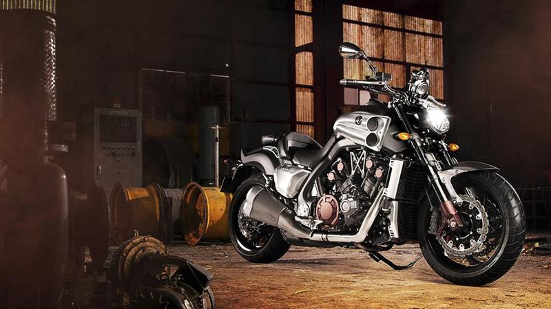 Da semaforo a semaforo........ 2014_Yamaha_VMAX_EU_Power_Black_Static_003