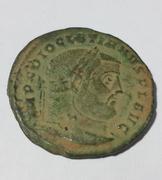 Nummus de Diocleciano. SACRA MONET AVGG ET CAESS NOSTR. Moneta estante a izq. Ticinum. Image