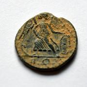 AE3 conmemorativa de Constantinopolis. Victoria estante a izq. sobre proa. Roma. Mo4a