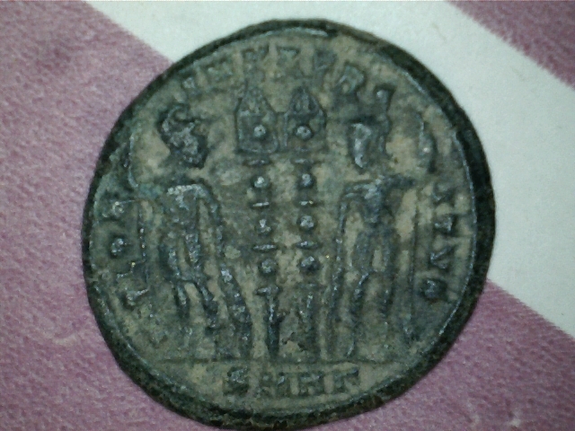 AE3 de Constantino I. GLORIA EXERCITVS. Ceca Nicomedia. Image