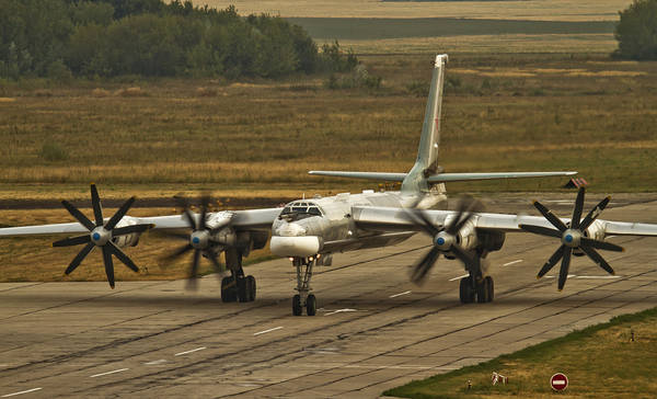 The fastest in the world, serial screw plane is considered strategic bomber - Tu -95 2mzeg