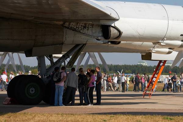 The fastest in the world, serial screw plane is considered strategic bomber - Tu -95 GXK0E