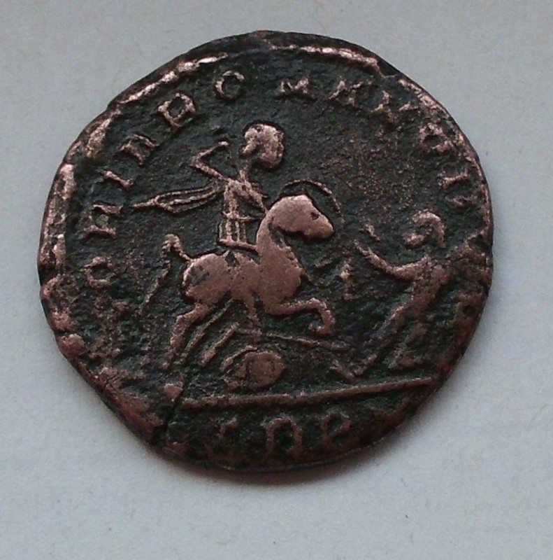 AE2 de Magnencio. GLORIA ROMANORVM. Emperador a galope a dcha. lanceando a bárbaro. Ceca Ticinum. CIMG3100