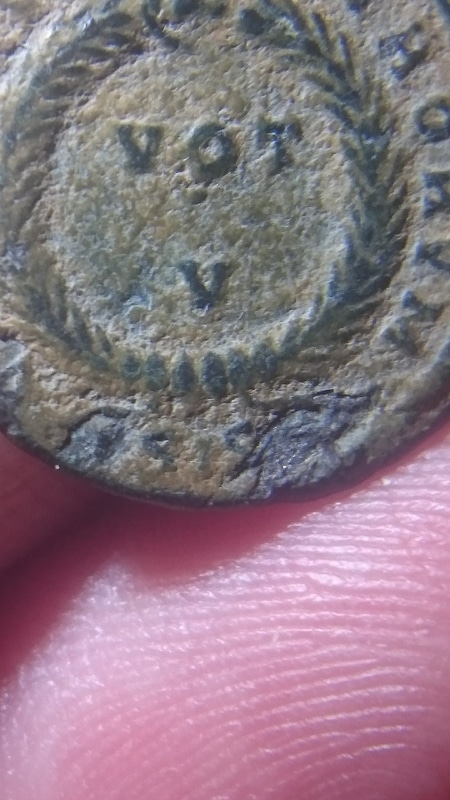 AE3 de Constantino II. CAESARVM NOSTRORVM - VOT /. / V. Ceca Siscia. DSC_0001