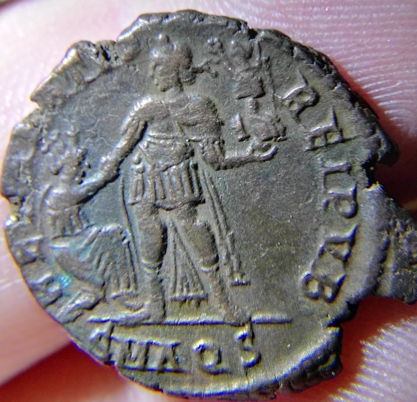 AE2 de Valentiniano II. REPARATIO-REIPVB. Emperador estante a izq. Ceca Aquileia. IMG_20170422_185722_2