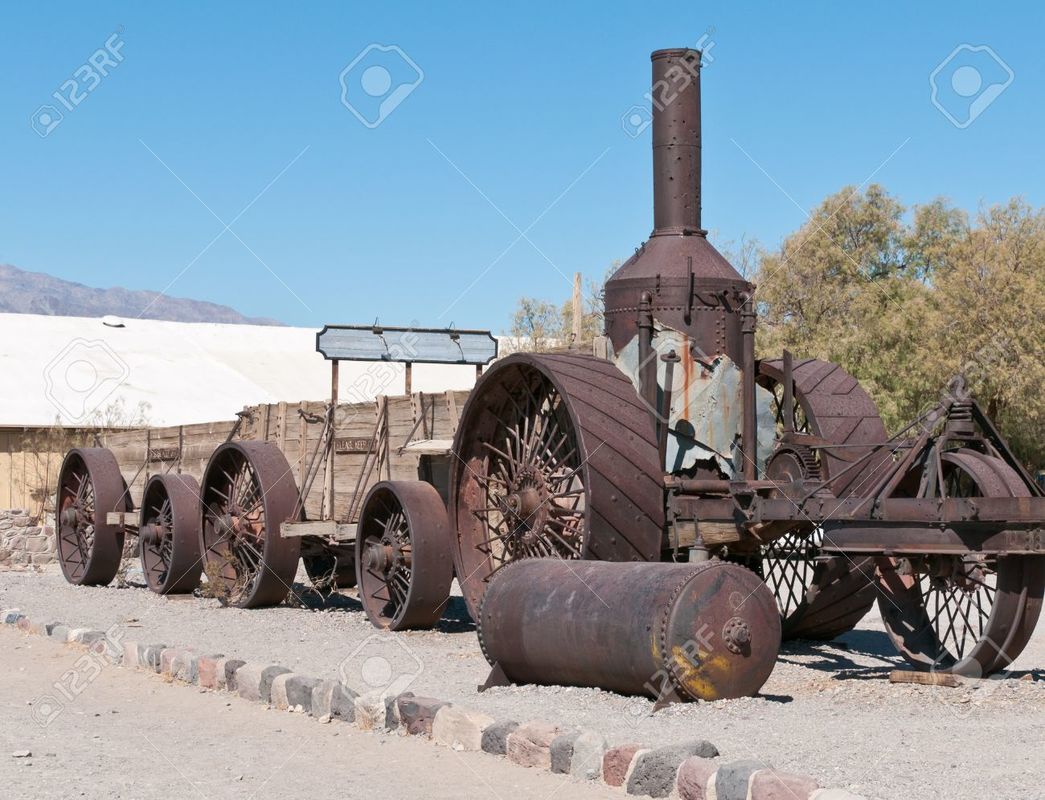 Tractores en fotos de época.  - Página 9 12819116-_Steam-tractor-and-ore-wagons-used-at-ol